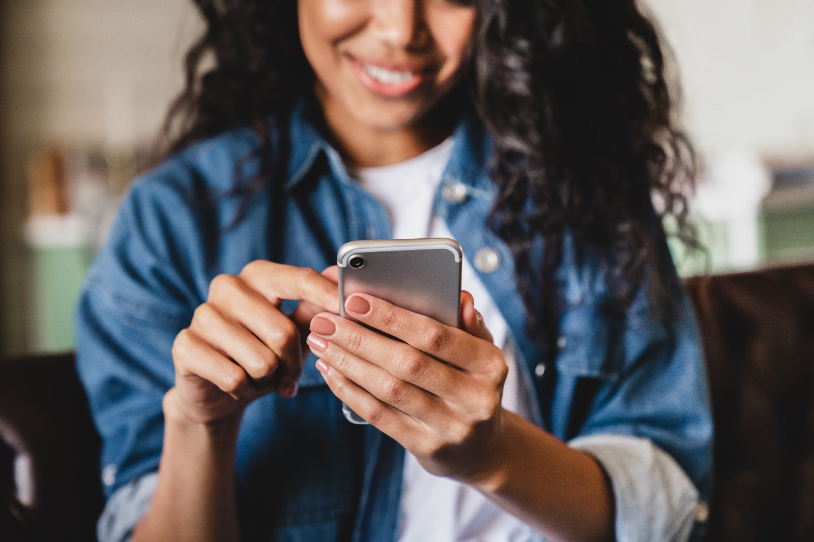 Vrouw die op een mobiel onderzoeksvragen invult
